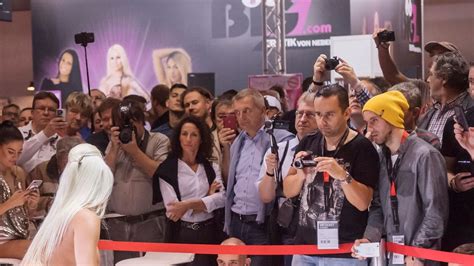 Deutscher Pornostar fickt Fan direkt auf der Venus Messe